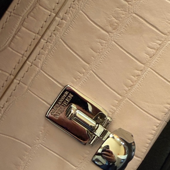 Alexander McQueen skull baby pink Croc-Embossed leather convertible wallet - Picture 15 of 16